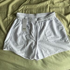 White women’s Alo Yoga alumni shorts in large #yogashorts